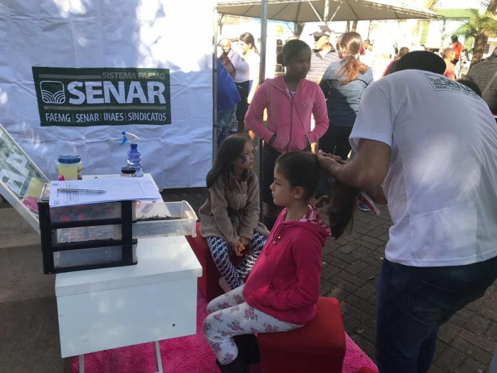 FAMÍLIA NA PRAÇA REÚNE CENTENAS DE PESSOAS.